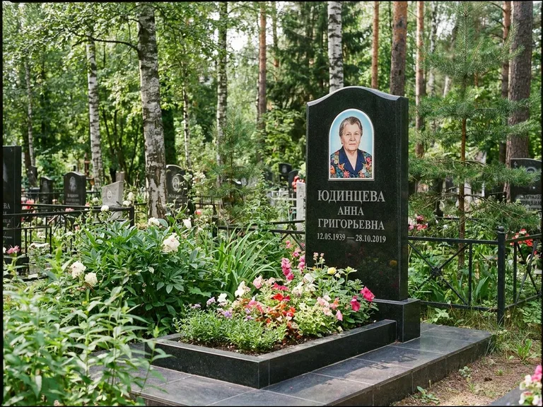 Овальный портрет на памятнике весной в Ставрополе