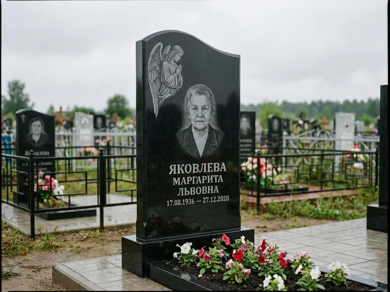 Памятник с гравировкой ангела — гравировка молящегося ангела в верхней части стелы, работа «Яковлева» в Ставрополе