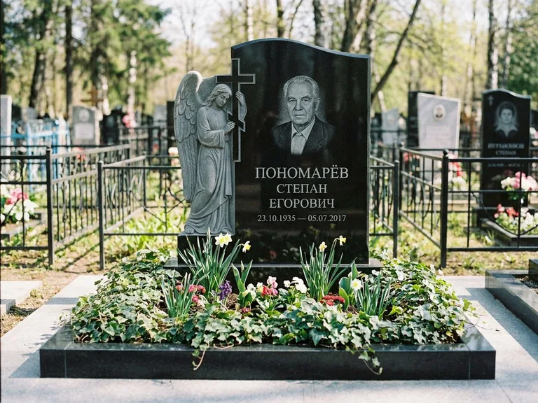 Памятник с гравировкой ангела — гравировка ангела с крестом рядом с эпитафией, работа «Пономарёв» в Ставрополе