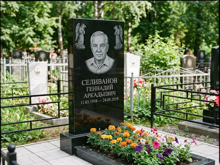 Памятник с гравировкой ангела — гравировка двух ангелов по сторонам портрета, работа «Селиванов» в Ставрополе