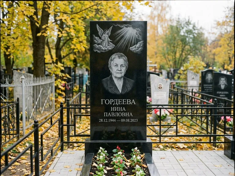 Памятник с гравировкой ангела — гравировка ангела в облаках с лучами над портретом, работа «Гордеева» в Ставрополе