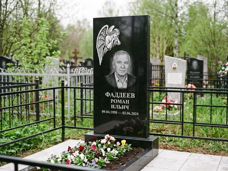 Памятник с гравировкой ангела — белая гравировка скорбящего ангела над портретом, работа «Фаддеев» в Ставрополе