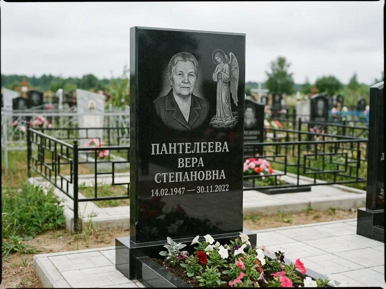Памятник с гравировкой ангела — гравировка ангела-хранителя сбоку от портрета, работа «Пантелеева» в Ставрополе