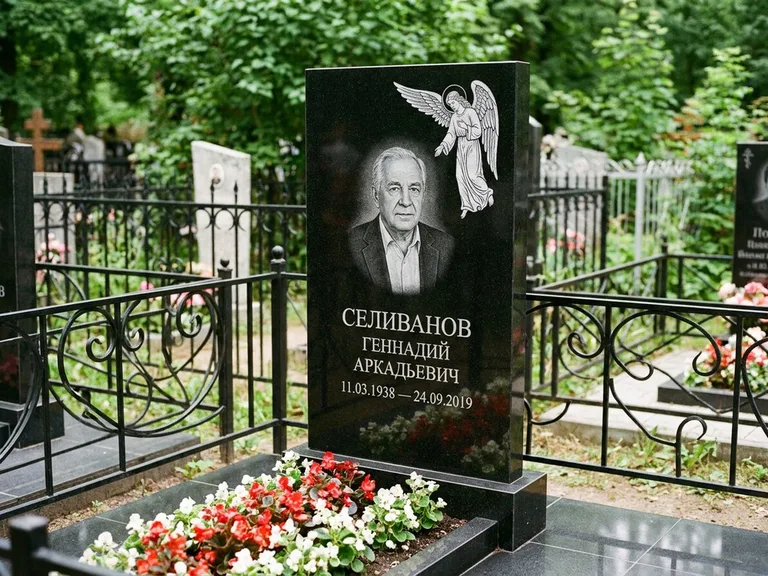 Памятник с гравировкой ангела — белая гравировка скорбящего ангела над портретом, работа «Селиванов» в Ставрополе