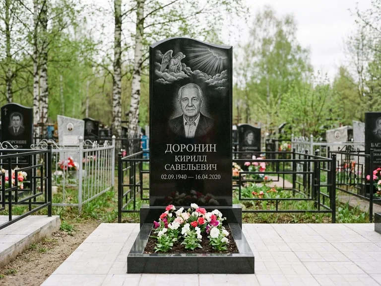 Памятник с гравировкой ангела — гравировка ангела в облаках с лучами над портретом, работа «Доронин» в Ставрополе