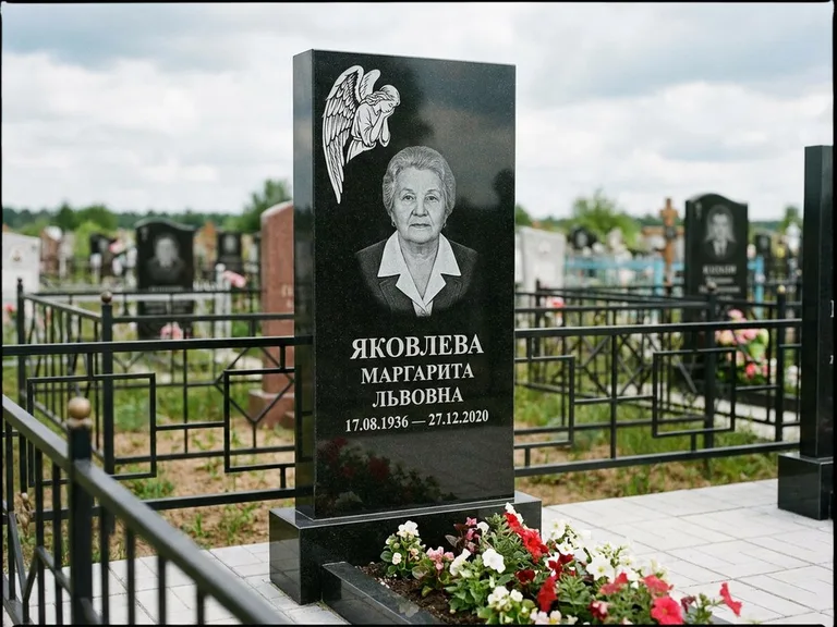 Памятник с гравировкой ангела — белая гравировка скорбящего ангела над портретом, работа «Яковлева» в Ставрополе