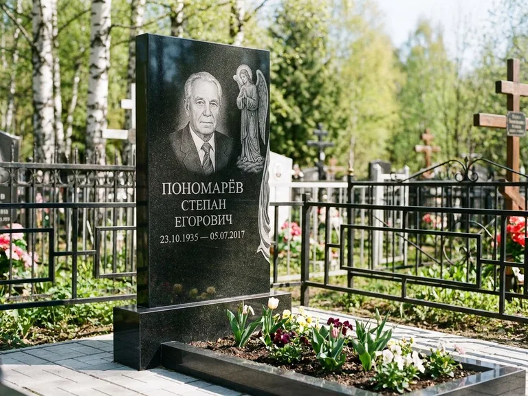 Памятник с гравировкой ангела — гравировка ангела-хранителя сбоку от портрета, работа «Пономарёв» в Ставрополе