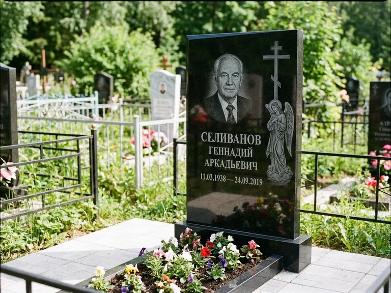 Памятник с гравировкой ангела — гравировка ангела с крестом рядом с эпитафией, работа «Селиванов» в Ставрополе