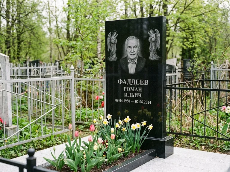 Памятник с гравировкой ангела — гравировка двух ангелов по сторонам портрета, работа «Фаддеев» в Ставрополе