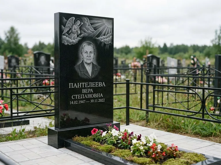 Памятник с гравировкой ангела — гравировка ангела в облаках с лучами над портретом, работа «Пантелеева» в Ставрополе