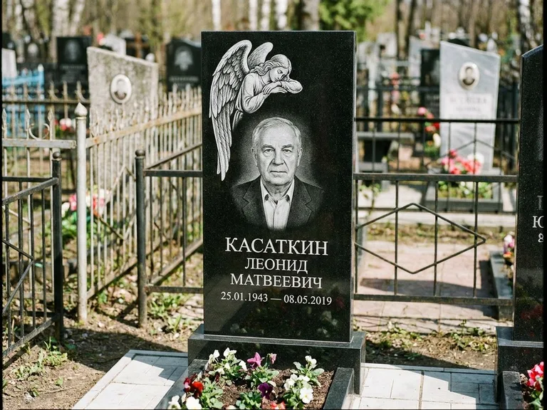 Памятник с гравировкой ангела — белая гравировка скорбящего ангела над портретом, работа «Касаткин» в Ставрополе
