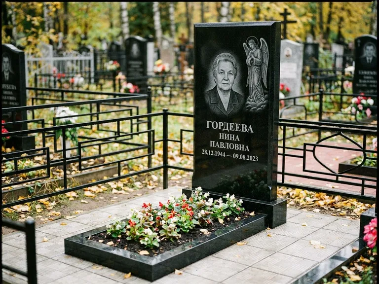 Памятник с гравировкой ангела — гравировка ангела-хранителя сбоку от портрета, работа «Гордеева» в Ставрополе