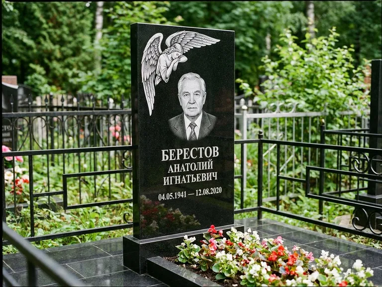 Памятник с гравировкой ангела — гравировка молящегося ангела в верхней части стелы, работа «Свиридов» в Ставрополе
