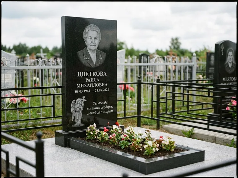 Памятник с гравировкой ангела — гравировка двух ангелов по сторонам портрета, работа «Яковлева» в Ставрополе