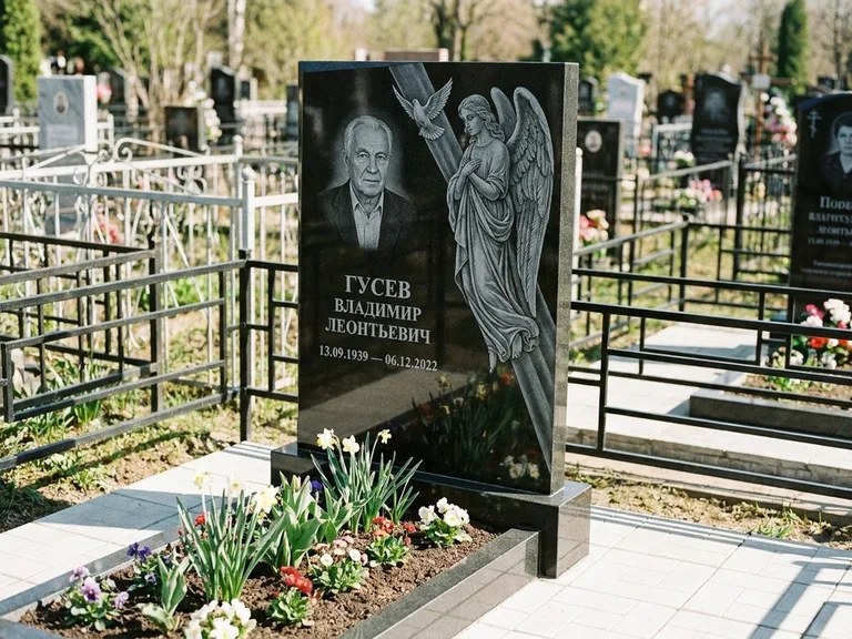 Памятник с гравировкой ангела — гравировка ангела в облаках с лучами над портретом, работа «Пономарёв» в Ставрополе