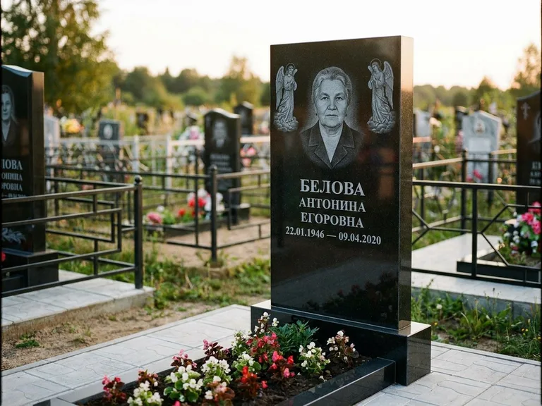 Памятник с гравировкой ангела — белая гравировка скорбящего ангела над портретом, работа «Журавлёва» в Ставрополе