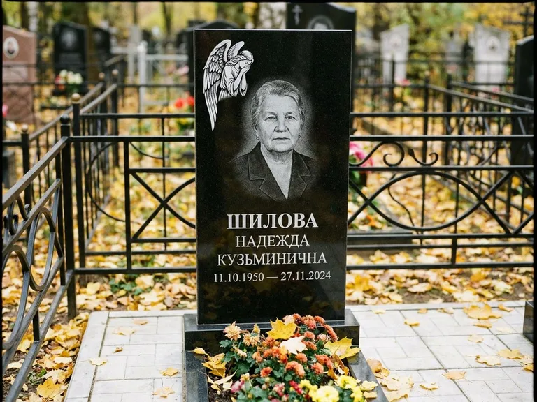 Памятник с гравировкой ангела — гравировка молящегося ангела в верхней части стелы, работа «Гордеева» в Ставрополе