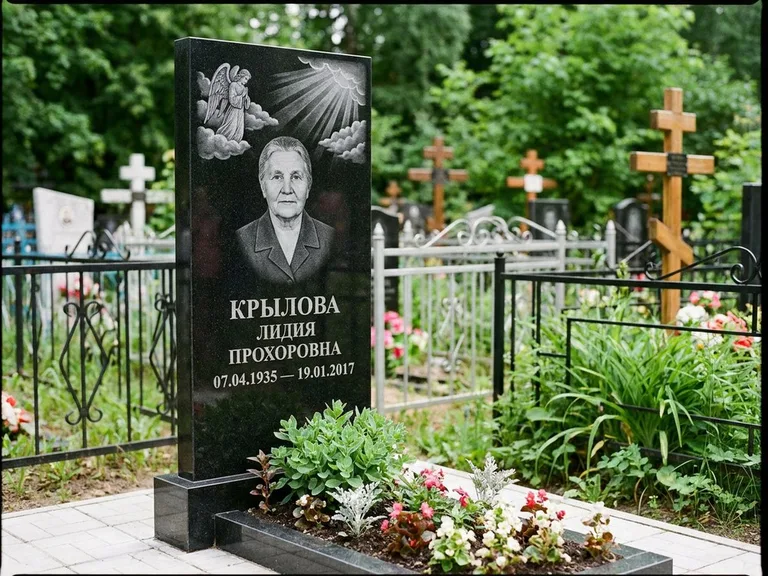 Памятник с гравировкой ангела — гравировка ангела в облаках с лучами над портретом, работа «Лобанова» в Ставрополе