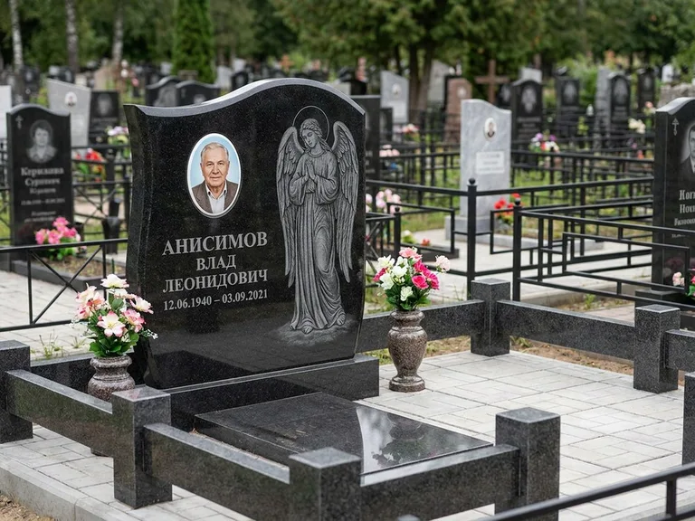 Памятник с гравировкой ангела — белая гравировка скорбящего ангела над портретом, работа «Свиридов» в Ставрополе