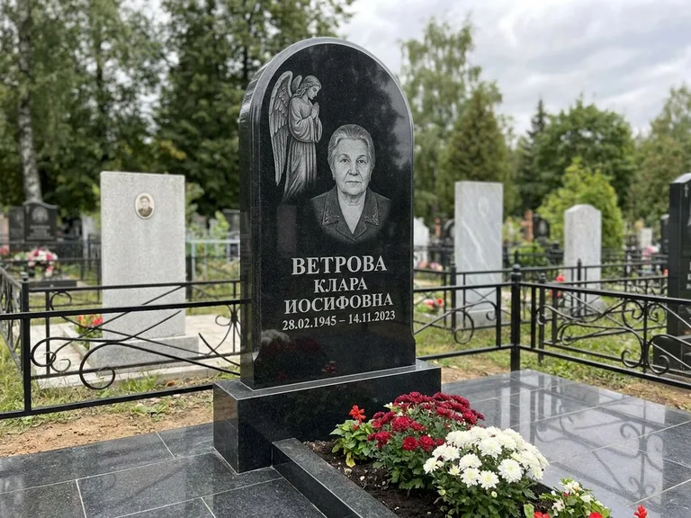 Памятник с гравировкой ангела — гравировка ангела-хранителя сбоку от портрета, работа «Игнатова» в Ставрополе