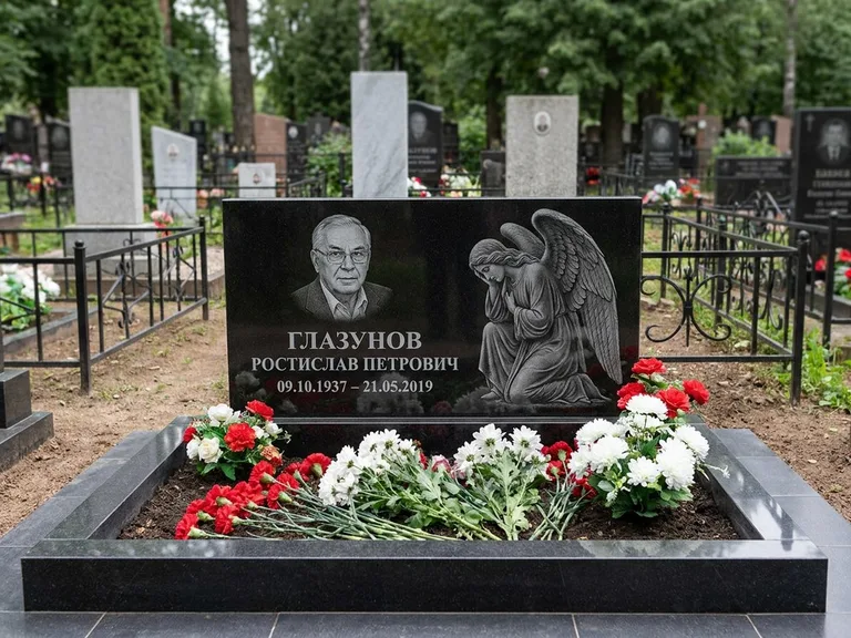 Памятник с гравировкой ангела — гравировка молящегося ангела в верхней части стелы, работа «Доронин» в Ставрополе