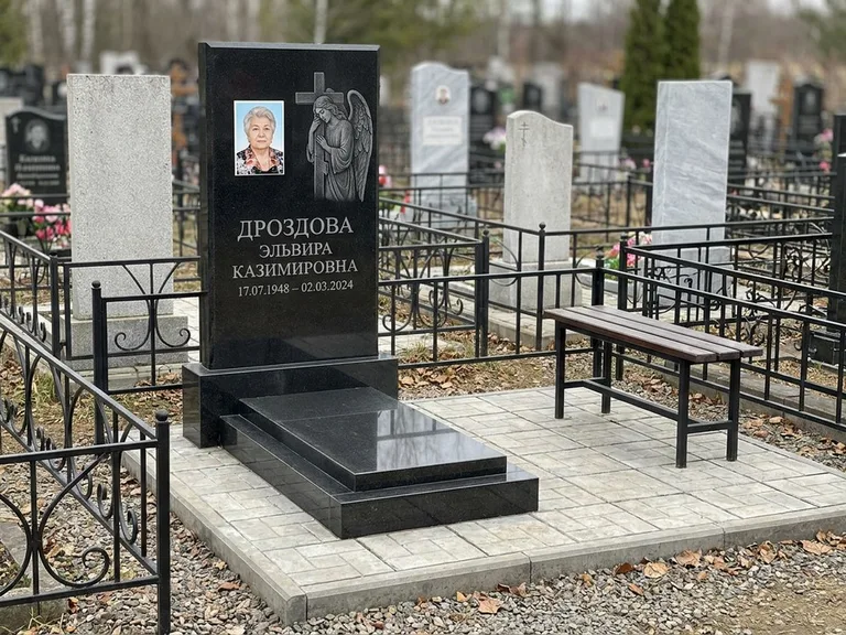 Памятник с гравировкой ангела — гравировка ангела с крестом рядом с эпитафией, работа «Яковлева» в Ставрополе