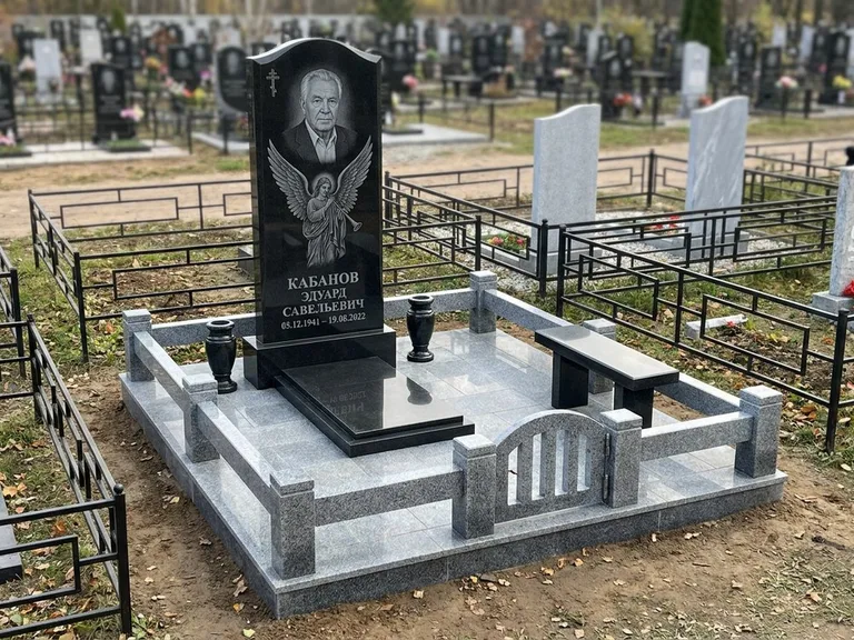 Памятник с гравировкой ангела — гравировка ангела с голубем по диагонали стелы, работа «Пономарёв» в Ставрополе