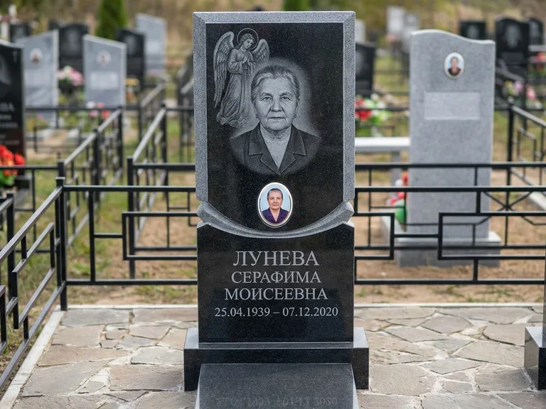 Памятник с гравировкой ангела — гравировка двух ангелов по сторонам портрета, работа «Журавлёва» в Ставрополе