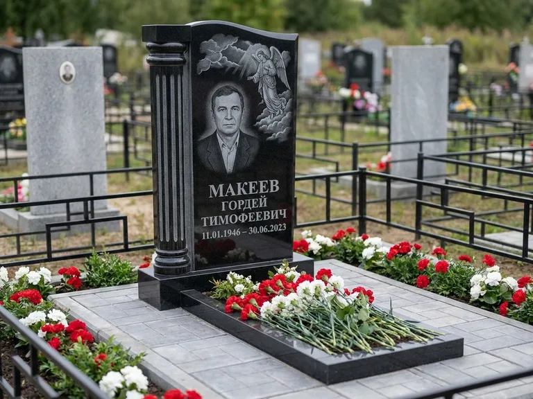 Памятник с гравировкой ангела — гравировка ангела в облаках с лучами над портретом, работа «Селиванов» в Ставрополе