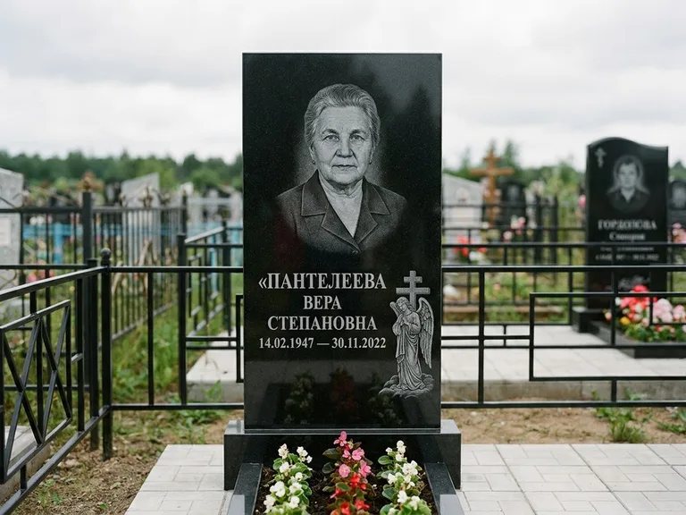 Памятник с гравировкой ангела — гравировка ангела с крестом рядом с эпитафией, работа «Пантелеева» в Ставрополе