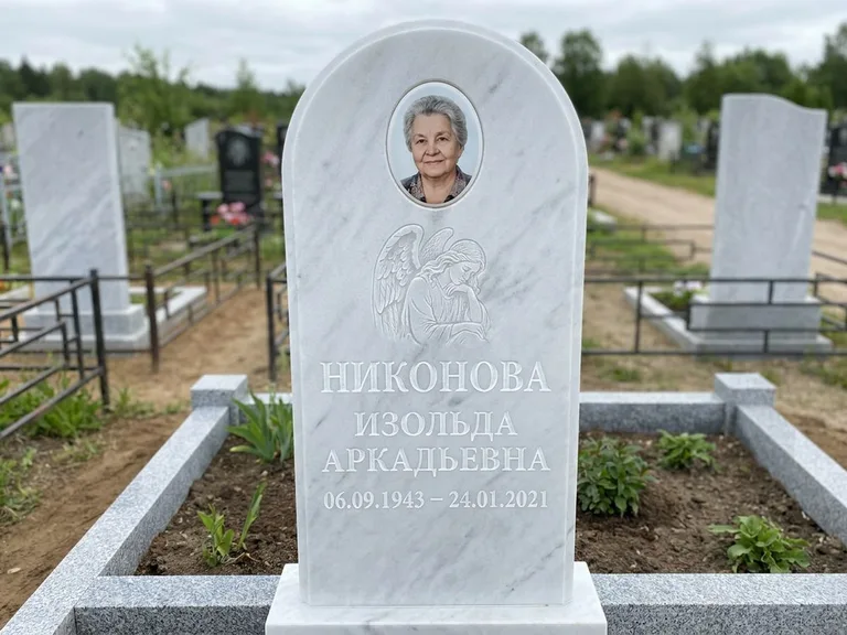 Памятник с гравировкой ангела — белая гравировка скорбящего ангела над портретом, работа «Гордеева» в Ставрополе