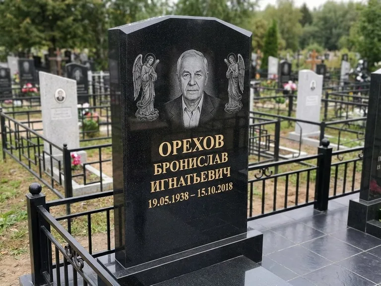 Памятник с гравировкой ангела — гравировка ангела-хранителя сбоку от портрета, работа «Фаддеев» в Ставрополе