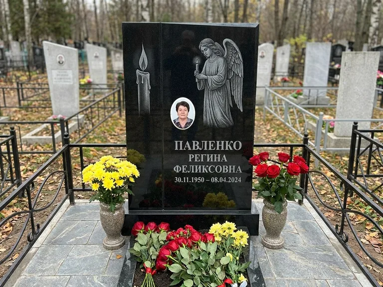 Памятник с гравировкой ангела — гравировка молящегося ангела в верхней части стелы, работа «Пантелеева» в Ставрополе