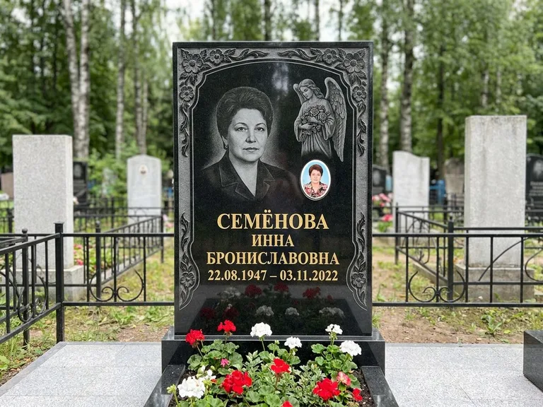 Памятник с гравировкой ангела — гравировка ангела с голубем по диагонали стелы, работа «Лобанова» в Ставрополе