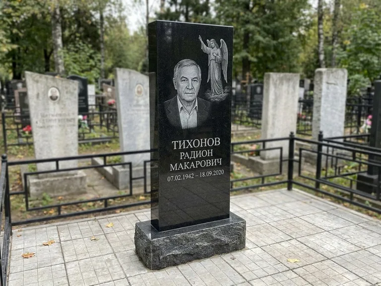 Памятник с гравировкой ангела — гравировка двух ангелов по сторонам портрета, работа «Свиридов» в Ставрополе