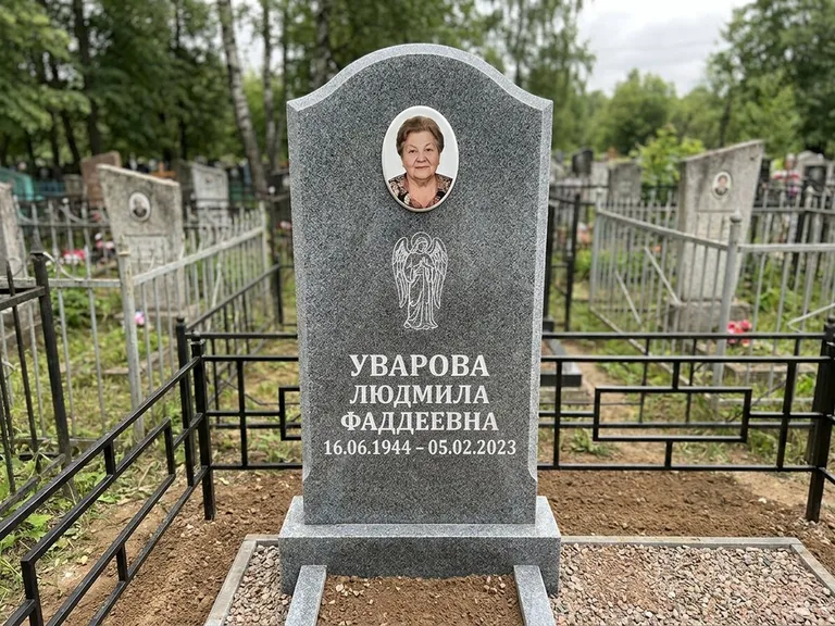 Памятник с гравировкой ангела — гравировка ангела в облаках с лучами над портретом, работа «Игнатова» в Ставрополе