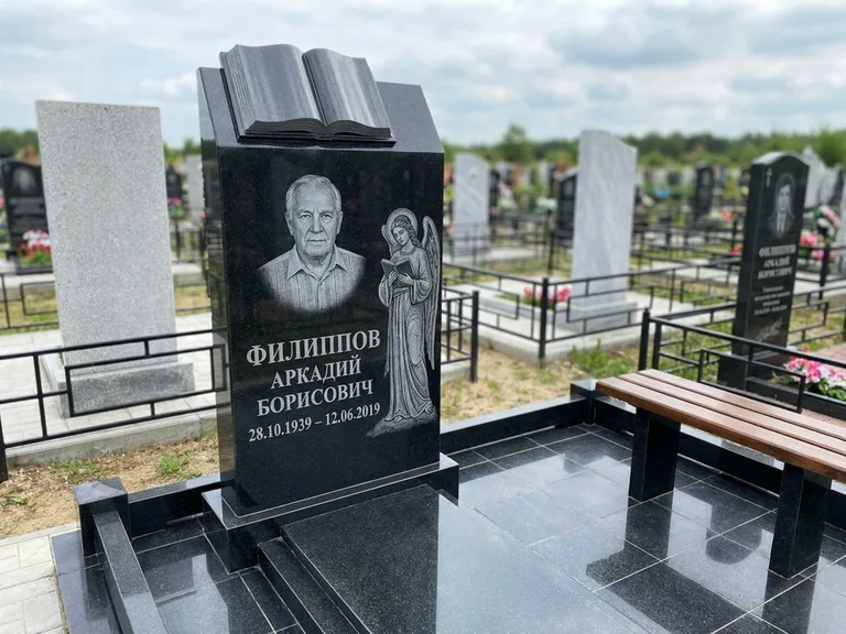 Памятник с гравировкой ангела — белая гравировка скорбящего ангела над портретом, работа «Доронин» в Ставрополе