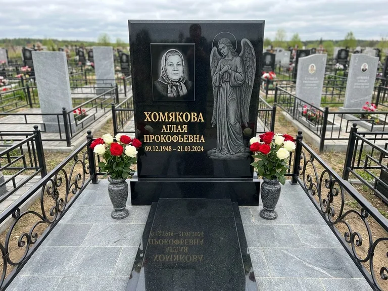 Памятник с гравировкой ангела — гравировка ангела-хранителя сбоку от портрета, работа «Яковлева» в Ставрополе