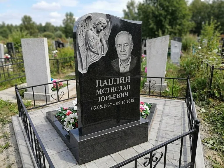 Памятник с гравировкой ангела — гравировка молящегося ангела в верхней части стелы, работа «Пономарёв» в Ставрополе