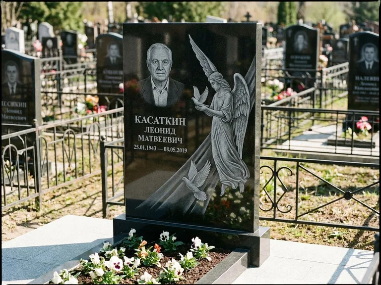 Памятник с гравировкой ангела — гравировка ангела с голубем по диагонали стелы, работа «Касаткин» в Ставрополе