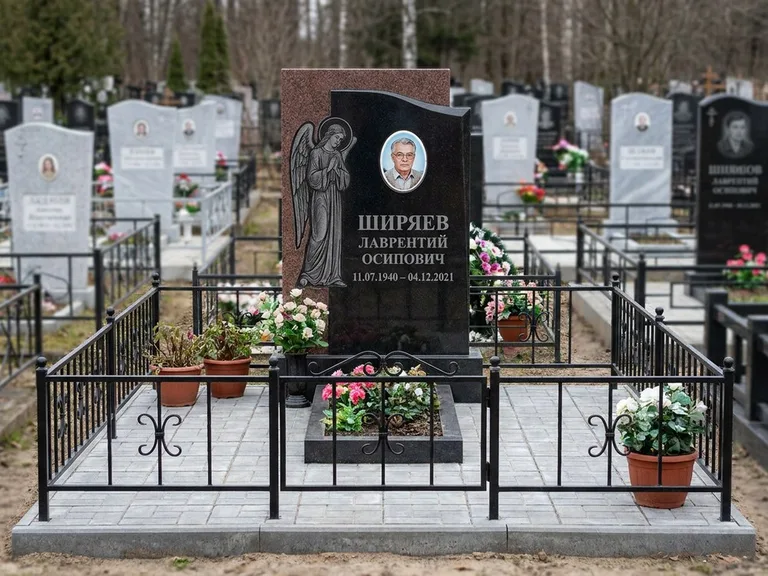 Памятник с гравировкой ангела — гравировка ангела с голубем по диагонали стелы, работа «Селиванов» в Ставрополе