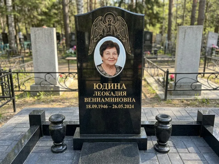 Памятник с гравировкой ангела — гравировка двух ангелов по сторонам портрета, работа «Гордеева» в Ставрополе