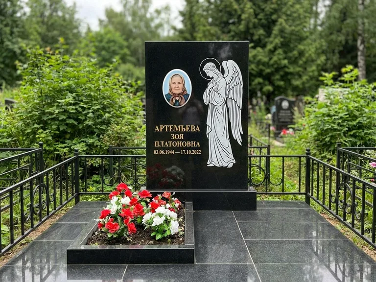 Памятник с гравировкой ангела — гравировка ангела в облаках с лучами над портретом, работа «Фаддеев» в Ставрополе