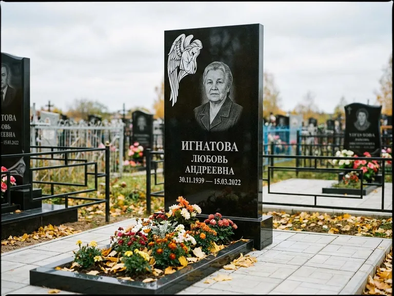 Памятник с гравировкой ангела — белая гравировка скорбящего ангела над портретом, работа «Игнатова» в Ставрополе