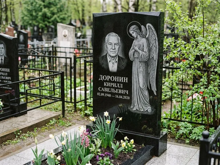 Памятник с гравировкой ангела — гравировка ангела-хранителя сбоку от портрета, работа «Доронин» в Ставрополе
