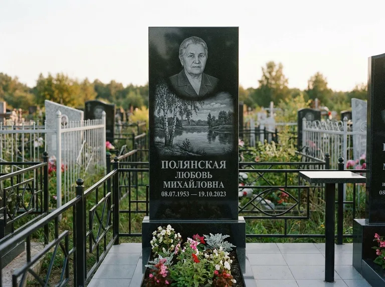 Памятник с гравировкой берёзы — гравировка берёзы у зеркального озера, работа «Полянская» в Ставрополе