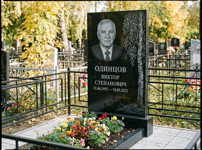 Памятник с гравировкой берёзы — гравировка плакучей берёзы с тонкими ветвями, работа «Одинцов» в Ставрополе