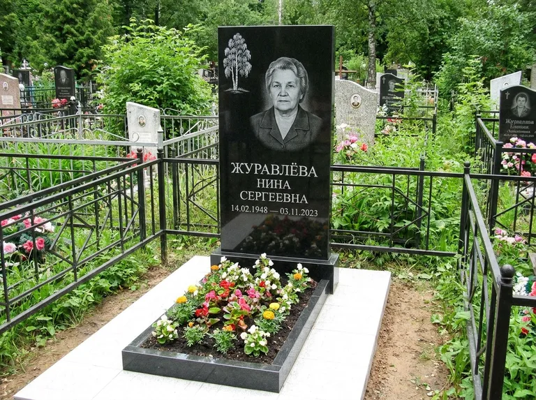 Памятник с гравировкой берёзы — гравировка одинокой берёзы над именем, работа «Журавлёва» в Ставрополе