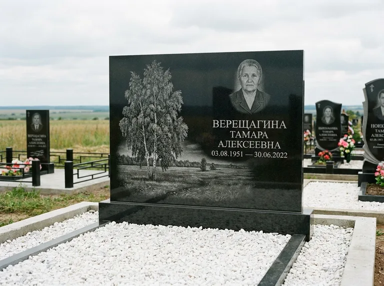 Памятник с гравировкой берёзы: широкая горизонтальная стела — берёза у поля, простор до горизонта, белая мраморная крошка с бордюром, работа «Верещагина» в Ставрополе
