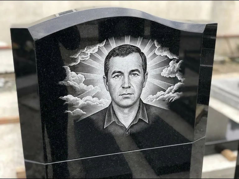 Гравировка фото на памятнике — с фоном в Ставрополе